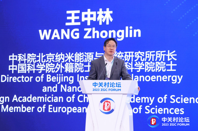 17.中科院北京納米能源與系統(tǒng)研究所所長、中國科學(xué)院外籍院士、歐洲科學(xué)院院士王中林做《第三代半導(dǎo)體的壓電電子學(xué)與壓電光電子學(xué)》主題報告